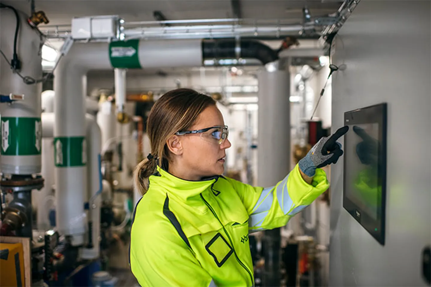 En tekniker vid en styrpanel