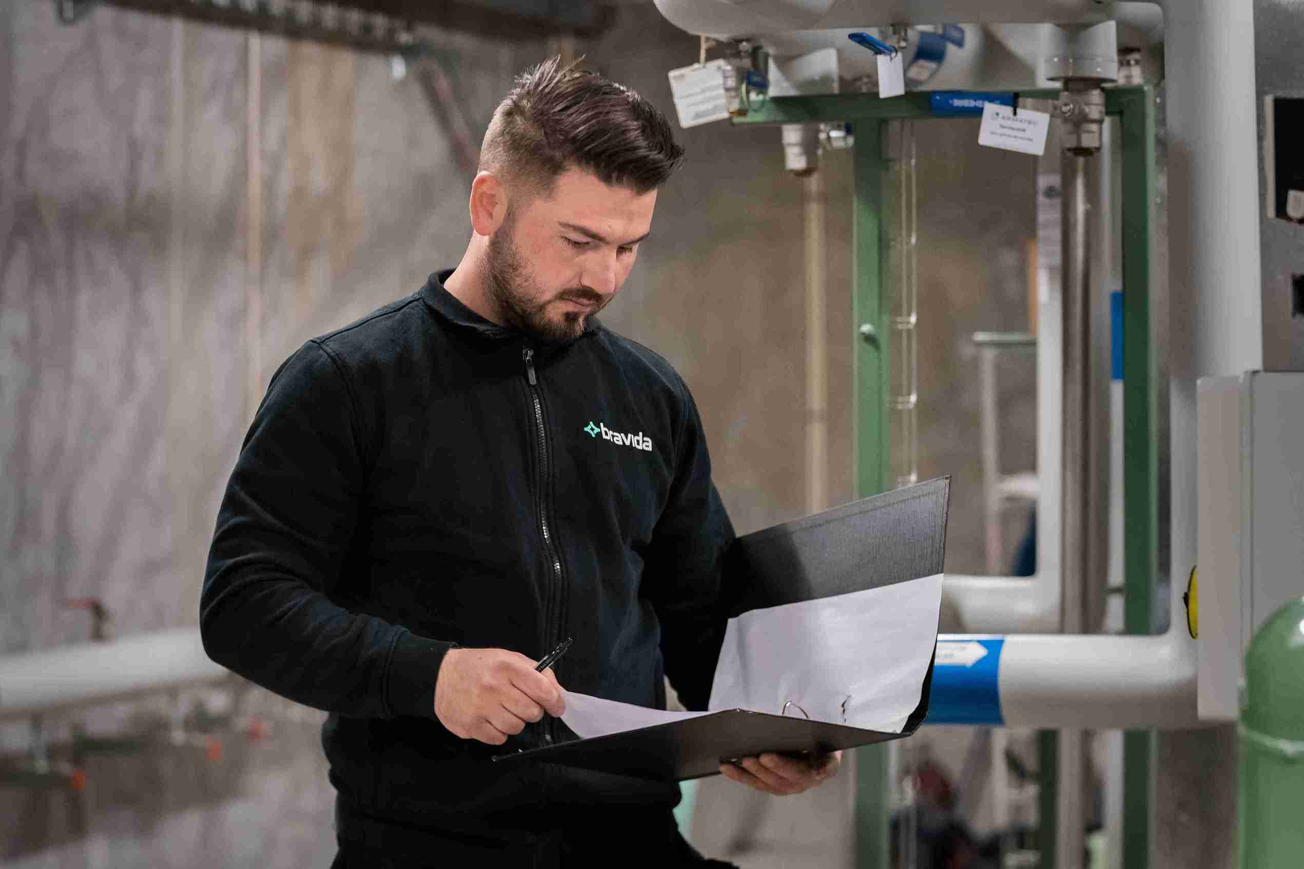 Medarbejder tjekker energioptimering 