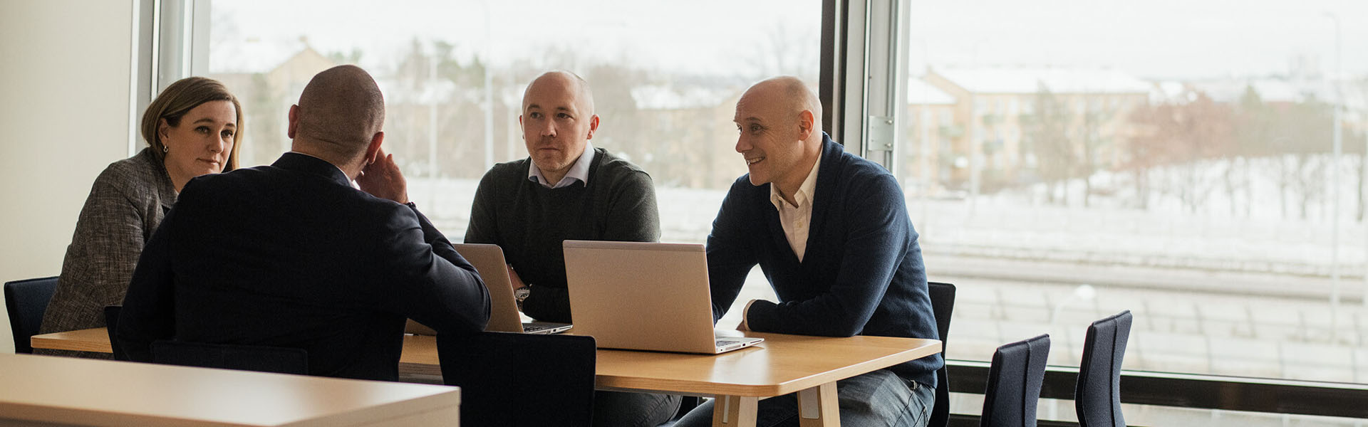 bravida_1920x600-office-workers-3