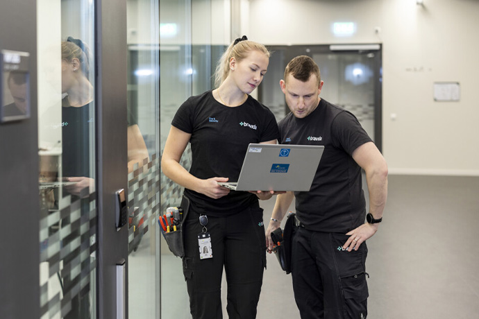 Två säkerhetstekniker under arbete