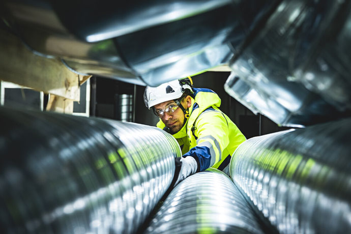 En ventilationstekniker