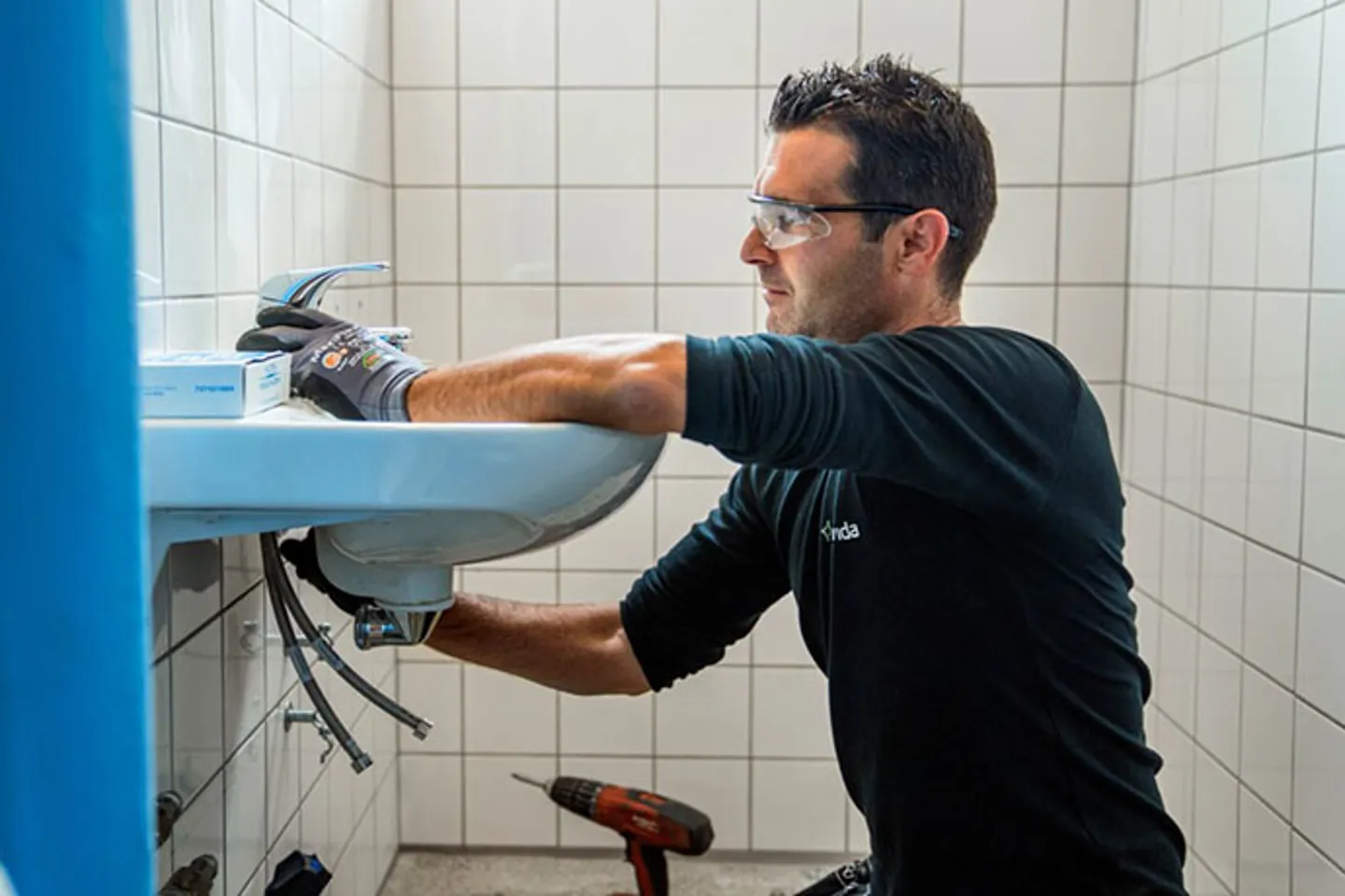 En vs-tekniker installarerar