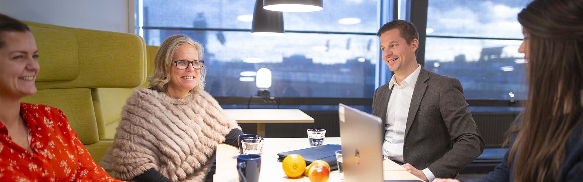 bravida_1920x600-office-workers-2