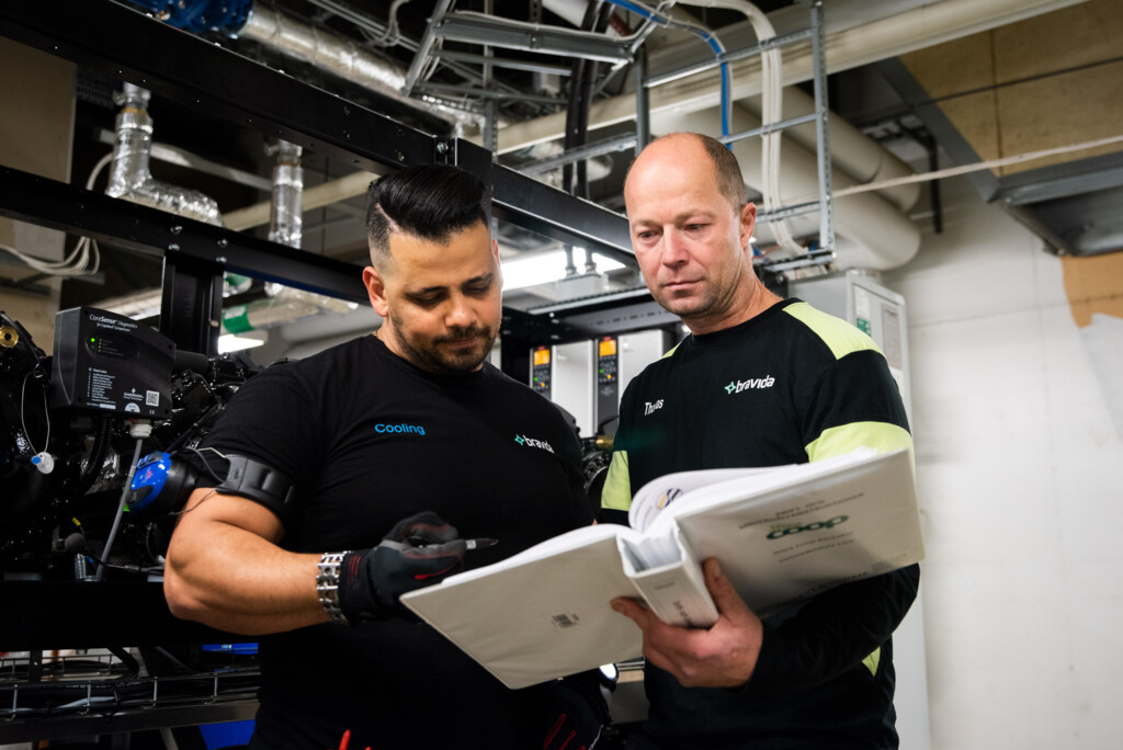 Medarbejder moderniserer eksisterende køleanlæg