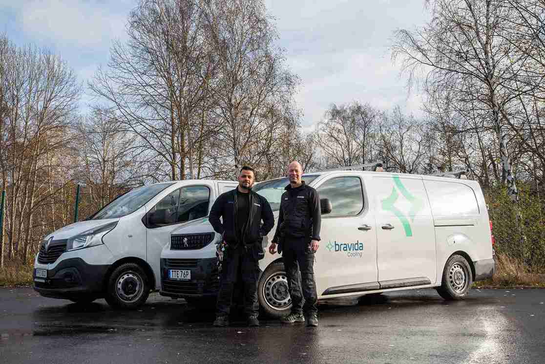 Teknikere foran bil klar til service af varmepumper