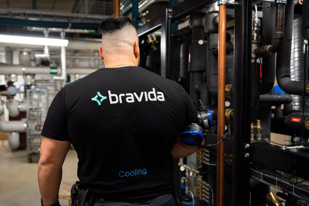 Medarbejder sikrer stabile, energieffektive løsninger, der opfylder kravene 