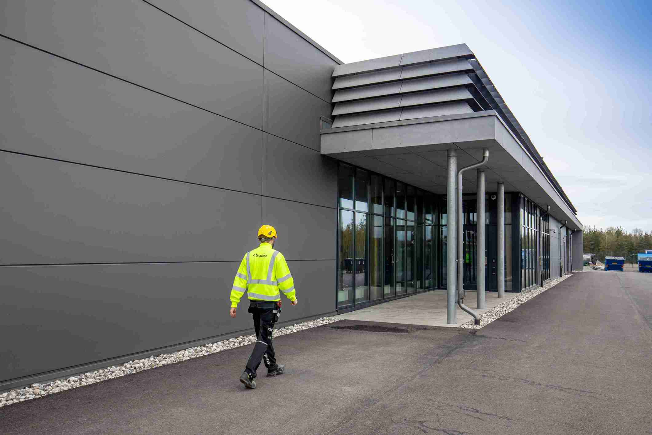 Mand installerer varmepumpe i erhvervsbygning