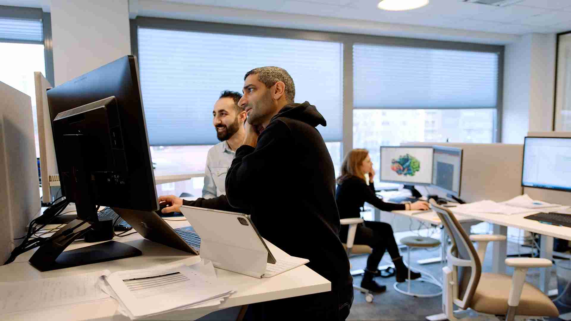 Mand udregner pris på varmepumpe