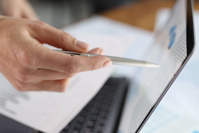 Medarbejder tjekker op på energiforbrug