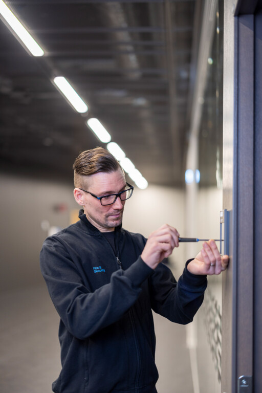 Medarbejder udfører løbende service