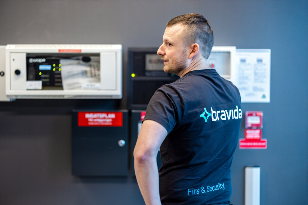 Tekniker inspicerer driftssikkert sikkerhedssystem.