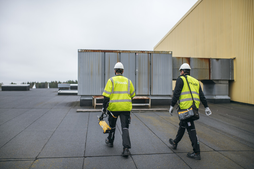 Bravida-tekniker udfører serviceeftersyn på industrielt køleanlæg