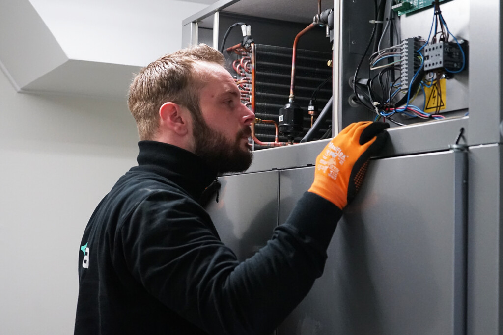 Tekniker udfører VVS-service