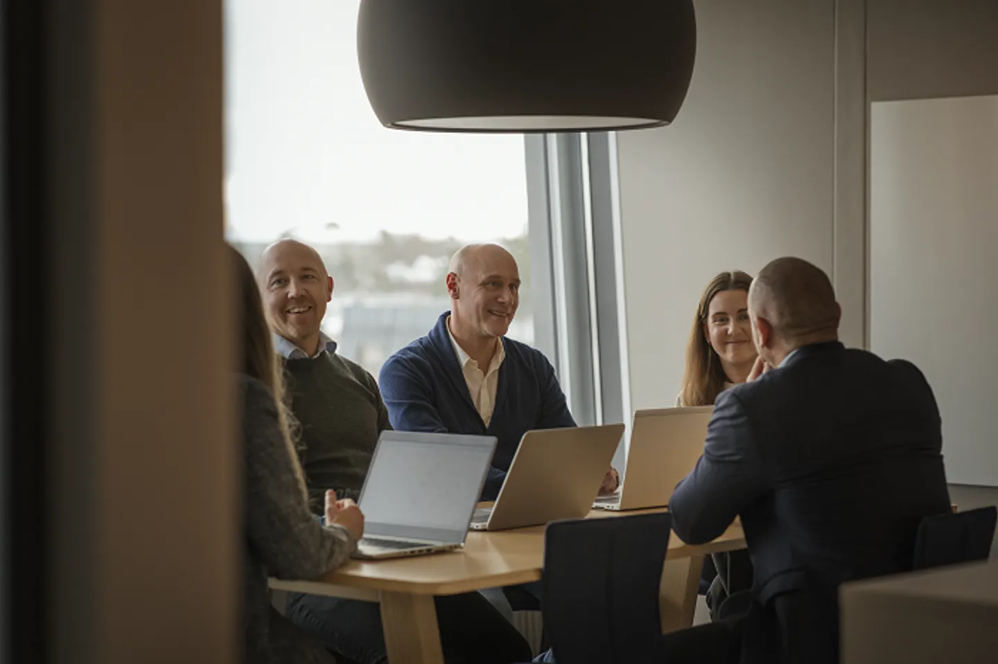 Personer i ett möte/People in a meeting