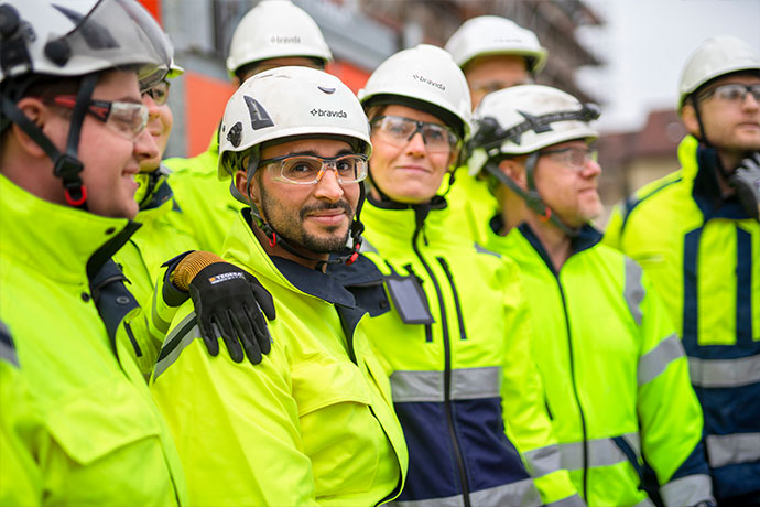Medarbetare med varselkläder på en byggarbetsplats