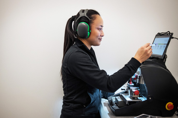 En tekniker inom säkerhet hos Bravida 