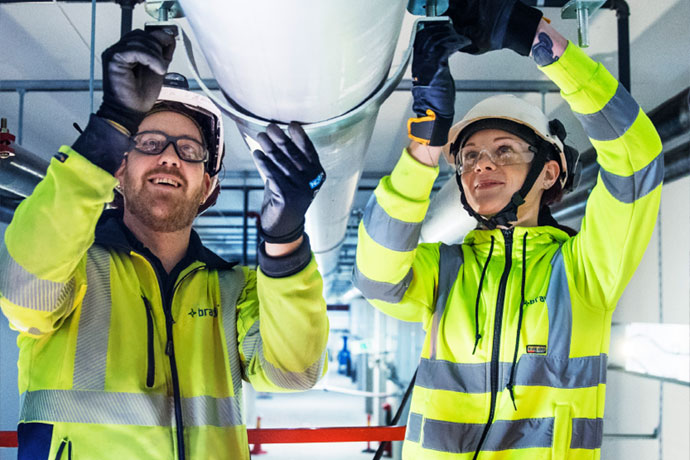 Två tekniker från Bravida utför installationer