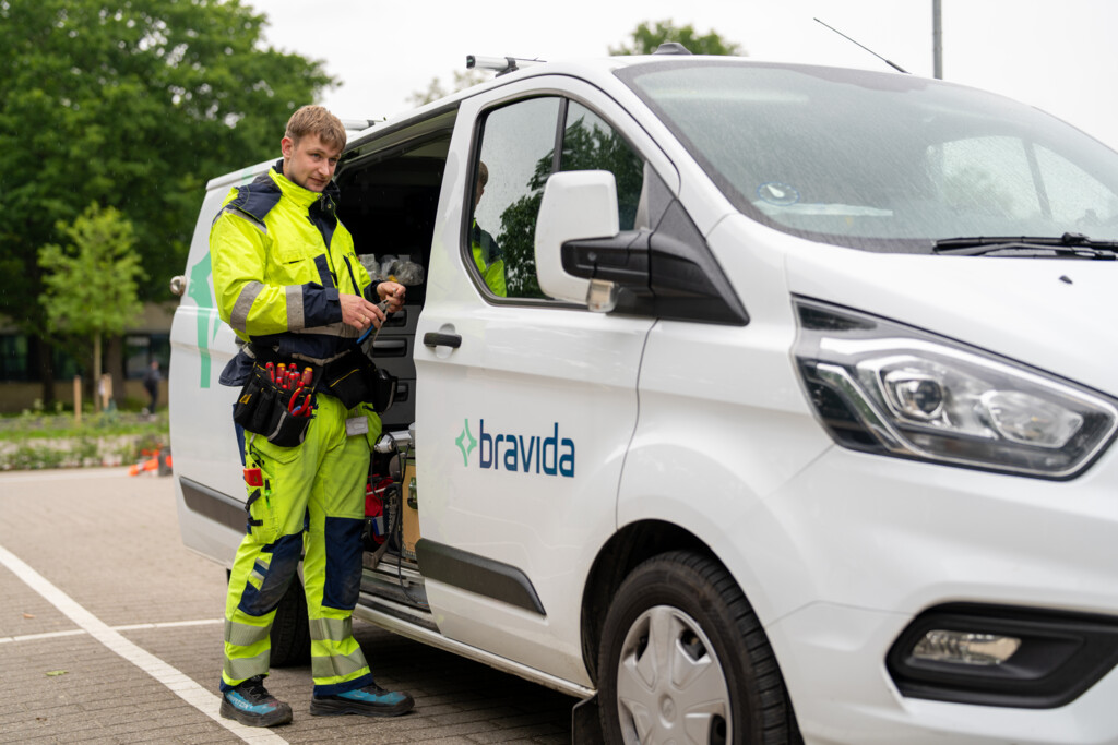 En Bravida-tekniker i arbejde, der illustrerer virksomhedens fokus på kvalitet og ensartede processer