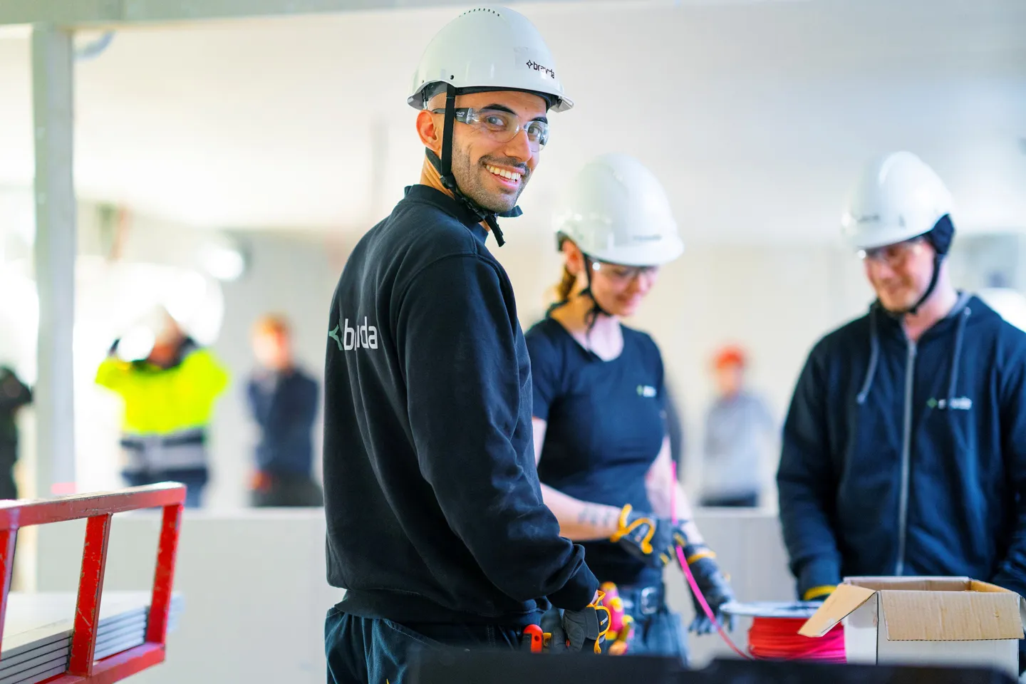 Tekniker i arbejde, der repræsenterer Bravidas værdier om iværksætteri og ansvar.