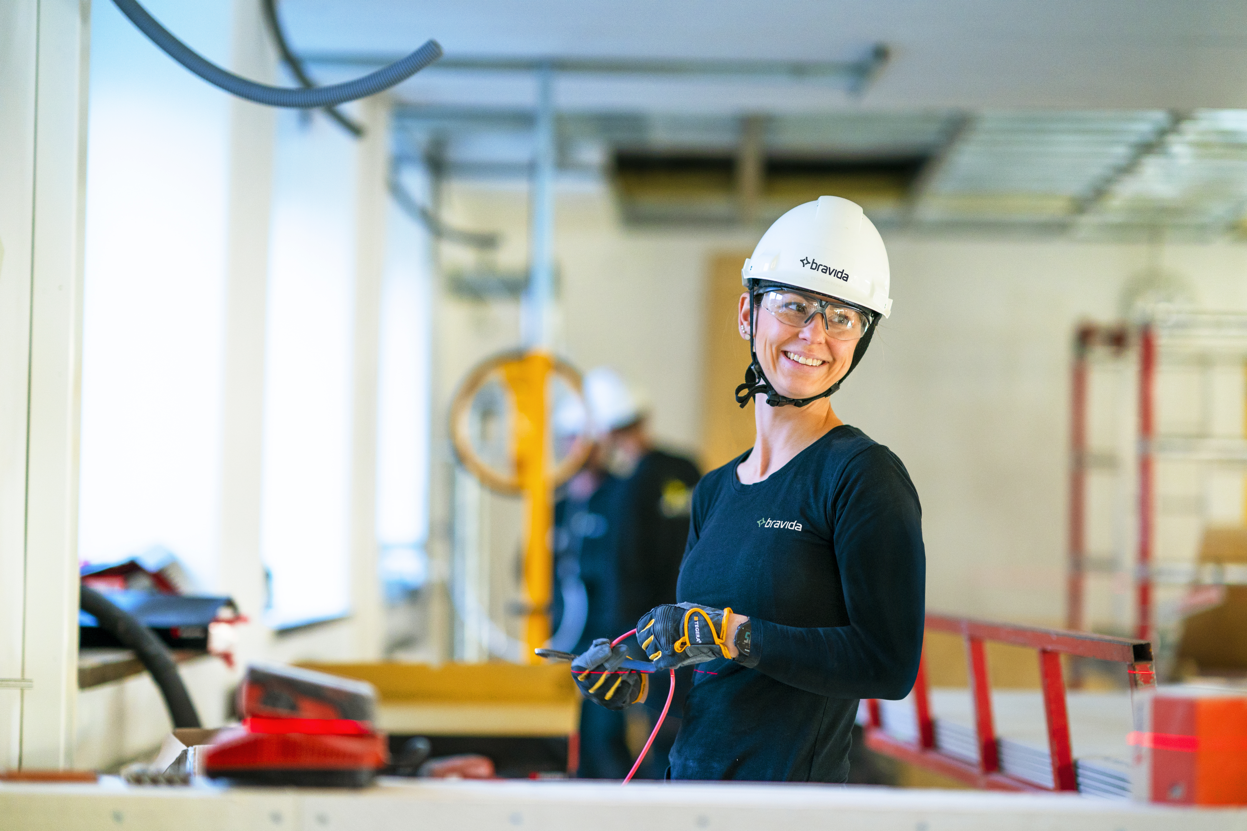 Tekniker i arbejde, der repræsenterer Bravidas visioner