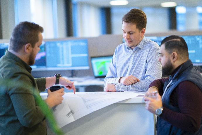 Medarbetare går igenom ritningar