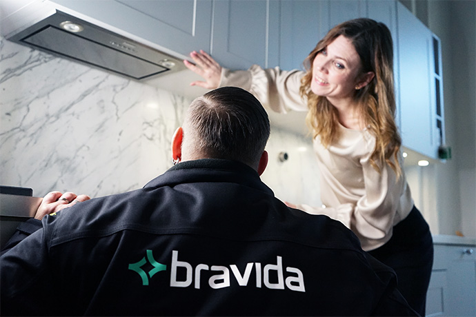 Bravida med kund i köksmiljö