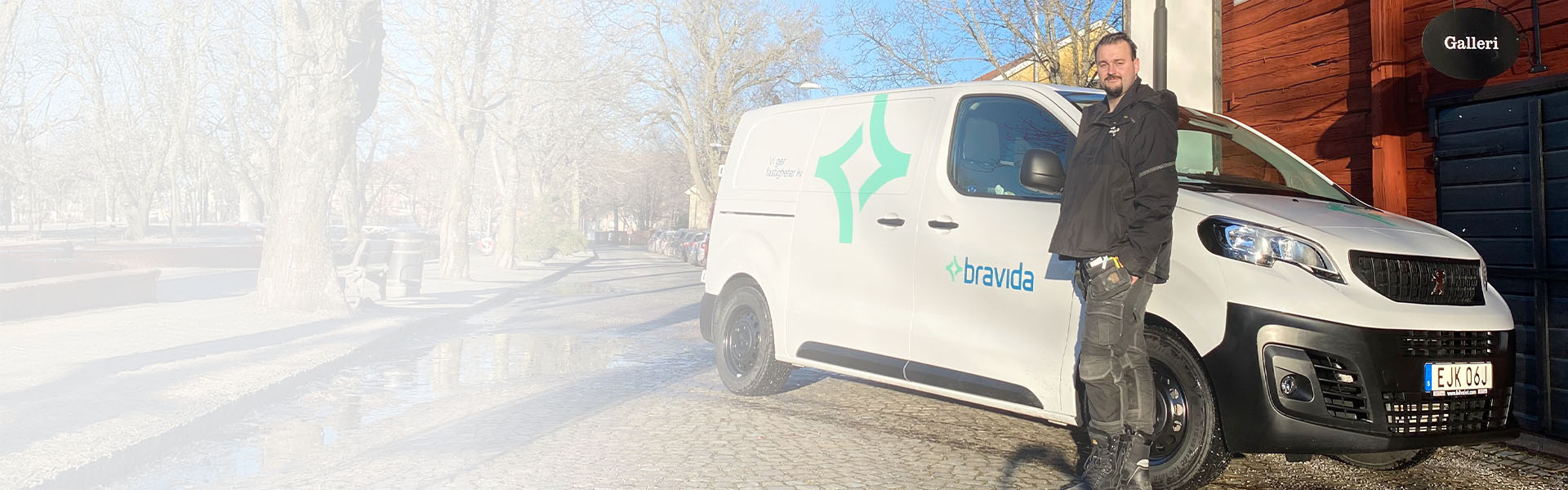 En Bravida-medarbetare vid en servicebil