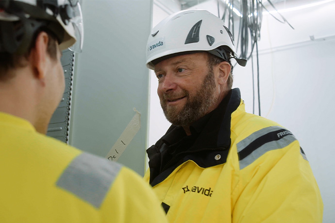 Två tekniker från Bravida på en byggarbetsplats