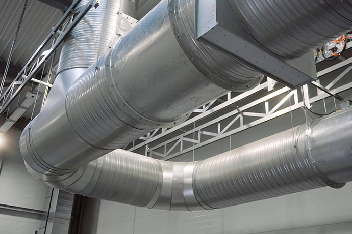 Bilden visar ventilationsrör i industrimiljö