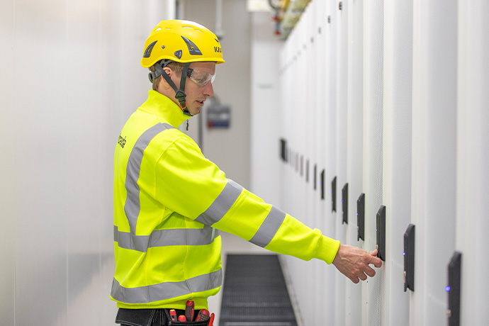 En tekniker i en datahall