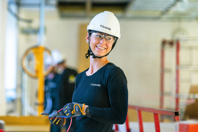 En elektriker på en byggarbetsplats