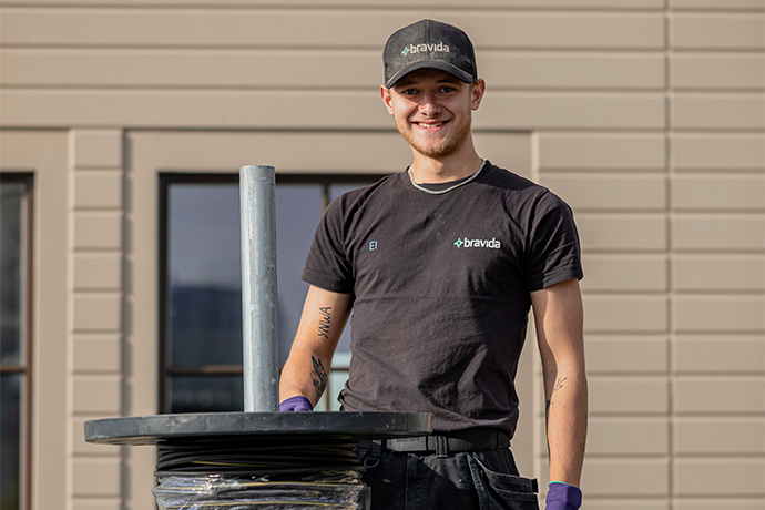 En tekniker på BravidaHudiksvall