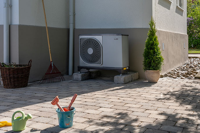 Bild på en värmepump på fasaden