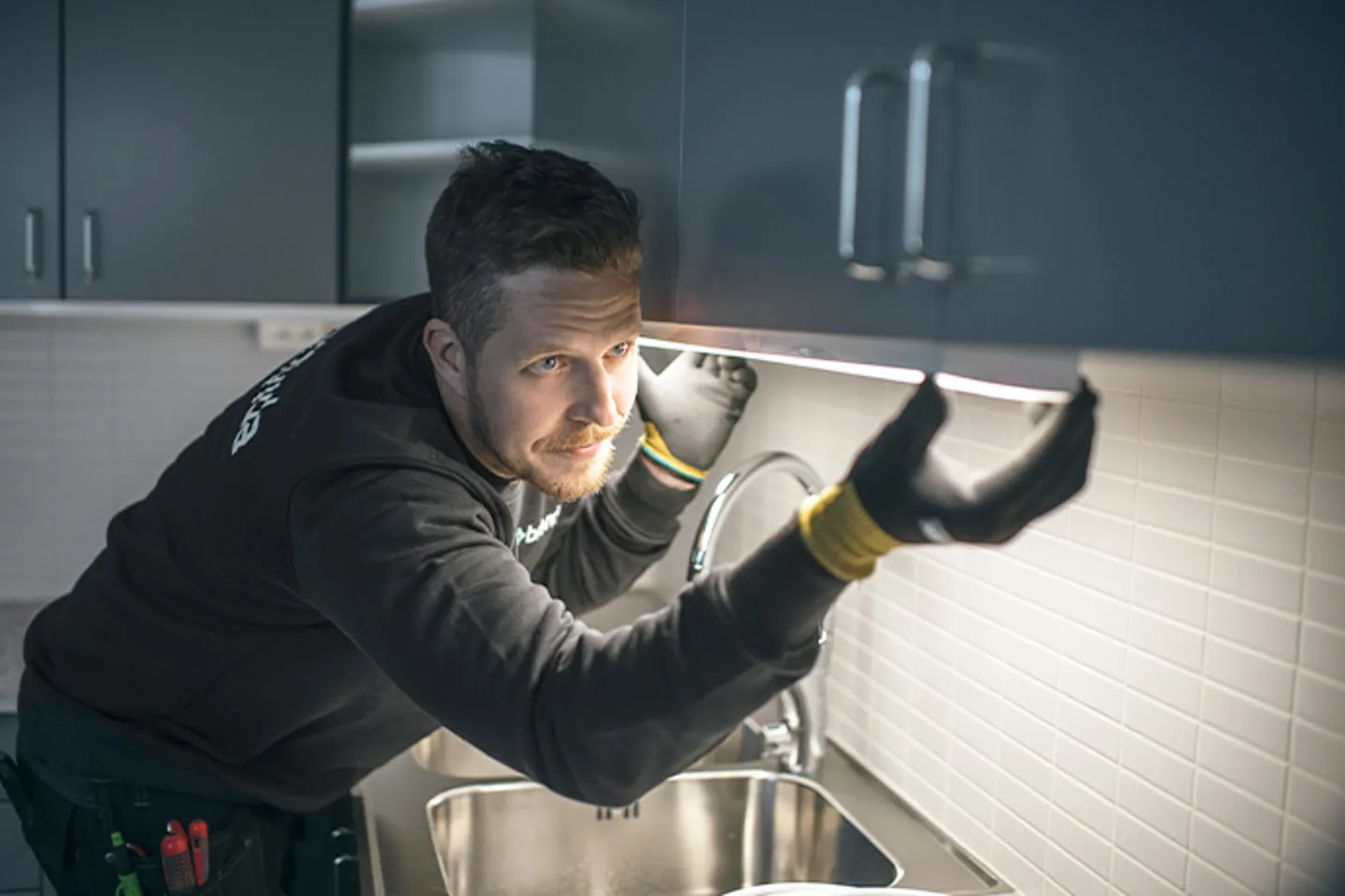 En tekniker som gör ett byte av lysrör