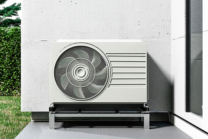 En värmepump utanför ett hus