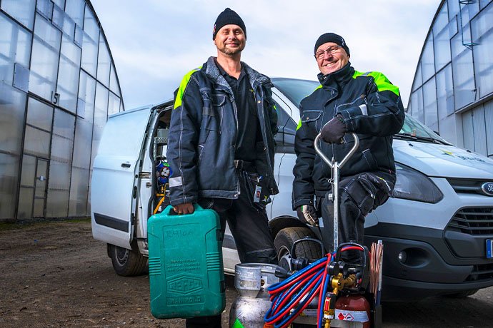 Två kyltekniker under uppdrag