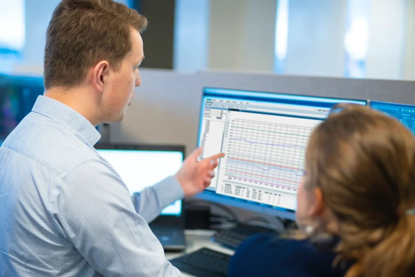 Två personer vid en datorskärm