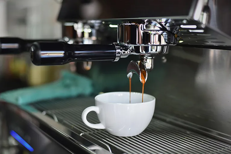 En kaffekopp i en espressomaskin